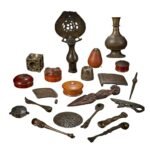 A Mix lot consisting of bronze objects