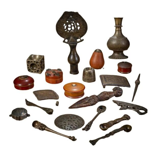 A Mix lot consisting of bronze objects