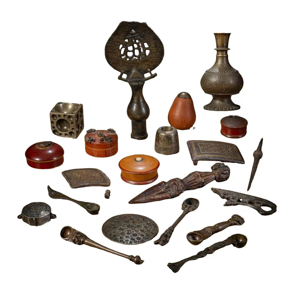 A Mix lot consisting of bronze objects